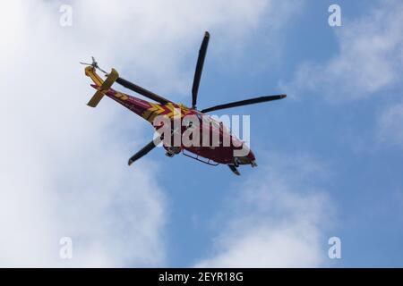 Camborne,Cornwall,UK,6 marzo 2021,Cornwall Air Ambulance cercando di atterrare a Camborne si è poi decollato di nuovo creduto di dirigersi verso un incidente tra un'auto e un trattore sulla A30.Credit: Keith Larby/Alamy Live News Foto Stock