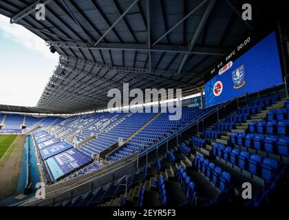 Madejski Stadium, Reading, Berkshire, Regno Unito. 6 marzo 2021. Campionato inglese di calcio della Lega, Reading versus Sheffield Mercoledì; vista generale all'interno dello stadio con scacchiera digitale per le partite di oggi Credit: Action Plus Sports/Alamy Live News Foto Stock
