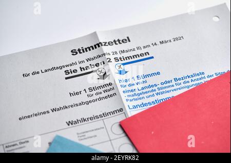 Magonza, Germania - 06 marzo 2021: Schede di voto per le votazioni postali. Voto a favore delle elezioni statali renania-palatinato il 14 marzo 2021 in Germania Foto Stock