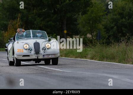 CAGLI , ITALIA - OTT 24 - 2020 : JAGUAR XK 120 se OTS 1954 su una vecchia auto da corsa nel rally Mille miglia 2020 la famosa corsa storica italiana (1927-195 Foto Stock