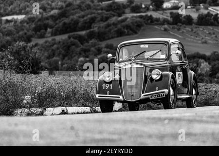 CAGLI , ITALY - OTT 24 - 2020 : lancia ARDEA 1952 su una vecchia auto da corsa nel rally Mille miglia 2020 la famosa corsa storica italiana (1927-1957 Foto Stock