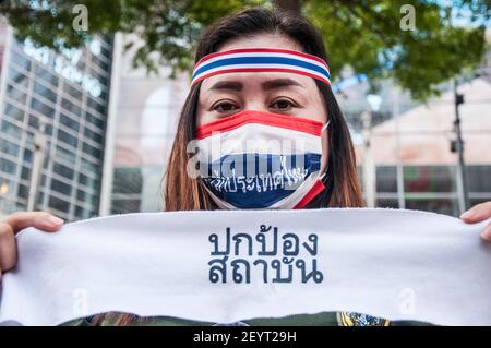 Bangkok, Thailandia. 06 marzo 2021. Un protetore che tiene una sciarpa con un messaggio che dice 'Proteggi la monarchia' durante la manifestazione.Pro-royalist sostenitori del re Maha Vajiralongkorn protesta al centro commerciale del mondo centrale che chiede protezione per la monarchia. Credit: SOPA Images Limited/Alamy Live News Foto Stock
