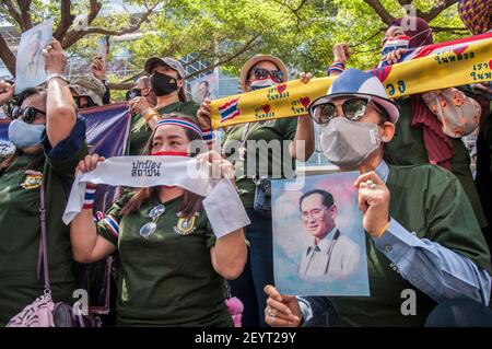 Bangkok, Thailandia. 06 marzo 2021. Un protetore che tiene un ritratto di re Bhumibol (Rama IX) durante la manifestazione. Pro-royalist sostenitori di re Maha Vajiralongkorn protesta al centro commerciale del mondo centrale chiedendo protezione per la monarchia. Credit: SOPA Images Limited/Alamy Live News Foto Stock