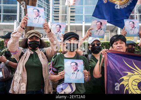 Bangkok, Thailandia. 06 marzo 2021. Un protetore che tiene un ritratto di re Bhumibol (Rama IX) durante la manifestazione. Pro-royalist sostenitori di re Maha Vajiralongkorn protesta al centro commerciale del mondo centrale chiedendo protezione per la monarchia. Credit: SOPA Images Limited/Alamy Live News Foto Stock