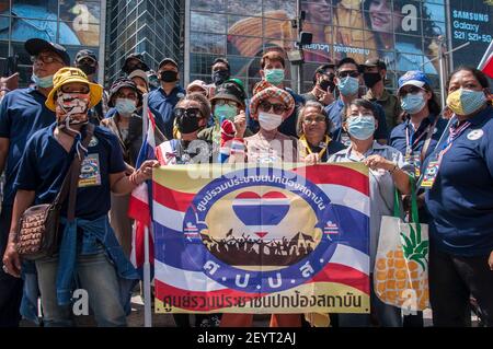 Bangkok, Thailandia. 06 marzo 2021. Manifestanti che hanno un banner che esprime le loro opinioni durante la manifestazione.Pro-royalist sostenitori del re Maha Vajiralongkorn protesta al centro commerciale Central World chiedendo protezione per la monarchia. Credit: SOPA Images Limited/Alamy Live News Foto Stock