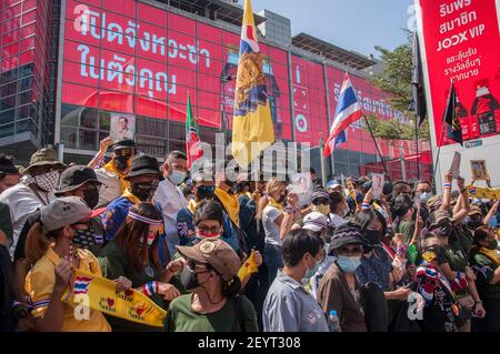 Bangkok, Thailandia. 06 marzo 2021. Folla di manifestanti che detengono bandiere durante la manifestazione.sostenitori Pro-royalist del re Maha Vajiralongkorn protestano al centro commerciale del mondo centrale chiedendo protezione per la monarchia. Credit: SOPA Images Limited/Alamy Live News Foto Stock