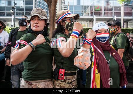 Bangkok, Thailandia. 06 marzo 2021. Manifestanti con nastri di bandiera della nazione sulle loro braccia durante la manifestazione.sostenitori Pro-royalist del re Maha Vajiralongkorn protesta al centro commerciale del mondo centrale chiedendo protezione per la monarchia. Credit: SOPA Images Limited/Alamy Live News Foto Stock