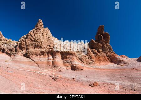 Colorati strati rocciosi a Los Roques de Garcia a Tenerife, Spagna con cielo blu profondo. Foto Stock