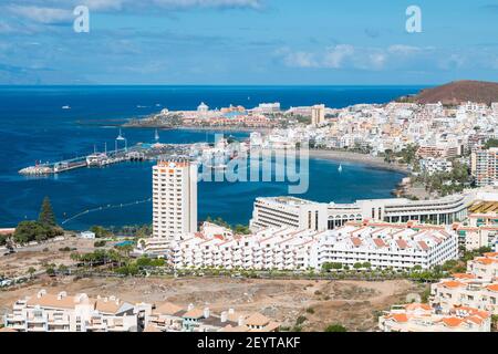 Porto di Los Cristianos, nella parte sud-occidentale di Tenerife, Spagna e la Gomera sullo sfondo. Foto Stock