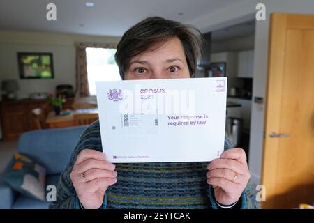 Censimento 2021 una donna casalinga detiene la sua busta censimento 2021 6 Marzo 2021 Regno Unito Foto Stock