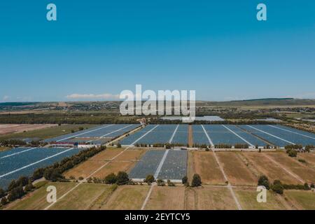 Vista dall'alto della serra. Agronomia, controllo del clima e della resa tutto l'anno, agricoltura interna, recupero del calore, consumo energetico e piano organico Foto Stock