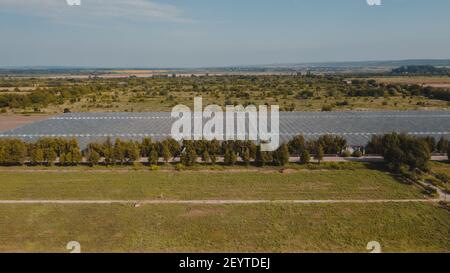 Vista dall'alto della serra. Agronomia, controllo del clima e della resa tutto l'anno, agricoltura interna, recupero del calore, consumo energetico e piano organico Foto Stock