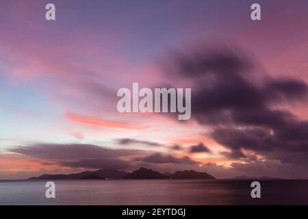 Colorato tramonto vista di Praslin e di La Digue e le Seicelle. Una lunga esposizione shot. Foto Stock