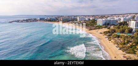 Vista aerea della costa della spiaggia del resort Ayia Napa, Famagosta, Cipro. Attrazione turistica di riferimento Foto Stock