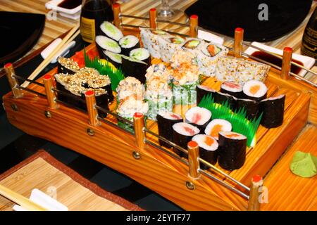 set di sushi su un vassoio di legno, cena in un ristorante Foto Stock