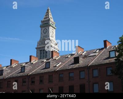 Immagine della Custom House Tower che sovrastante gli edifici circostanti. Foto Stock