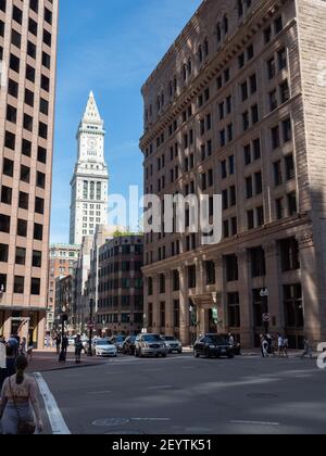 Immagine della Custom House Tower che sovrastante gli edifici circostanti. Foto Stock