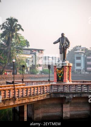 Mahad, India, 26,2020 dicembre : Statua del dottor Ambedkar a Chavdar tale, un luogo dove la rivoluzione ha avuto luogo per permettere agli intoccabili di usare l'acqua in un pu Foto Stock