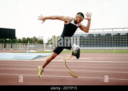 corridore maschile disabili sulla gamba protesica sulla pista dello stadio Foto Stock