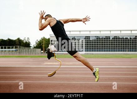 atleta disabile sulla gamba protesica sulla pista dello stadio Foto Stock