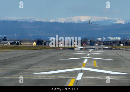 Hoskovice, Repubblica Ceca. 6 marzo 2021. Atterraggio dell'aereo durante i voli di addestramento della Scuola di Aviazione per piloti sull'Aeroporto di Hoskovice nel Paradiso Boemo (70 chilometri a nord di Praga) durante la pandemia COVID-19 nella Repubblica Ceca. Credit: Slavek Ruta/ZUMA Wire/Alamy Live News Foto Stock