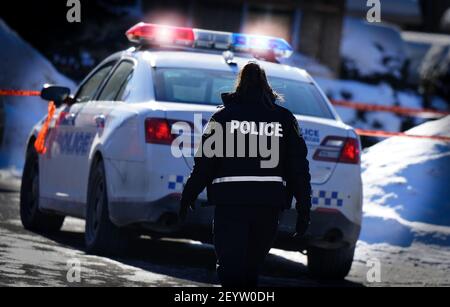 Laval, Quebec, Canada, febbraio 21,2021. Ufficiali di polizia su una scena di crimine. Laval,Quebec,Canada.Credit: Mario Beauregard/Alamy News Foto Stock