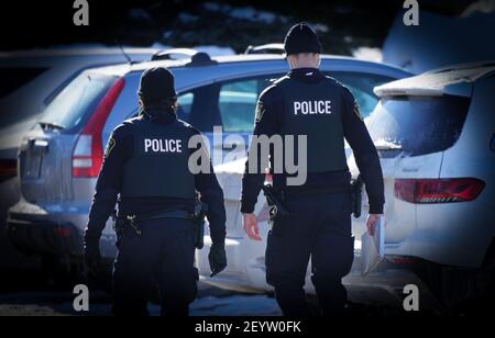 Laval, Quebec, Canada, febbraio 21,2021. Ufficiali di polizia su una scena di crimine. Laval,Quebec,Canada.Credit: Mario Beauregard/Alamy News Foto Stock