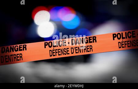 Laval,Quebec,Canada,Febbraio 21,2021.nastro di sicurezza perimetrale della polizia. Laval,Quebec,Canada.Credit: Mario Beauregard/Alamy News Foto Stock