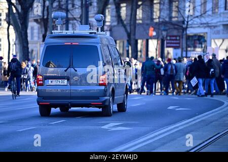 Vienna, Austria. 6 marzo 2021. Questo sabato gli oppositori delle misure Corona prenderanno di nuovo in piazza. A Vienna, su 36 manifestazioni registrate su vari argomenti, dodici sono stati vietati sabato, ha detto la polizia venerdì pomeriggio. Dimostrazione non autorizzata su larga scala a Vienna sull'anello interno. Veicolo di sorveglianza della polizia austriaca. Foto Stock