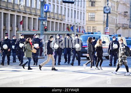 Vienna, Austria. 6 marzo 2021. Questo sabato gli oppositori delle misure Corona prenderanno di nuovo in piazza. A Vienna, su 36 manifestazioni registrate su vari argomenti, dodici sono stati vietati sabato, ha detto la polizia venerdì pomeriggio. Dimostrazione non autorizzata su larga scala a Vienna sull'anello interno. Foto Stock