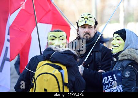 Vienna, Austria. 6 marzo 2021. Questo sabato gli oppositori delle misure Corona prenderanno di nuovo in piazza. A Vienna, su 36 manifestazioni registrate su vari argomenti, dodici sono stati vietati sabato, ha detto la polizia venerdì pomeriggio. Dimostrazione non autorizzata su larga scala a Vienna sull'anello interno. Foto Stock