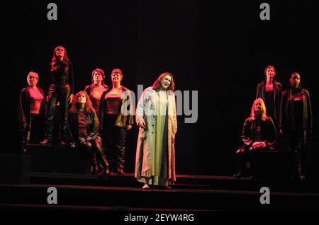 l-r: Valerie Reid (Grimwerde), Kathleen Broderick (Brunnhilde), Julia Melinek (Gerhilde), Renata Skarelyte (Waltraute), Zena Bradley (Schwertleite), Orla Boylan (Sieglinde), Leah-Marian Jones (Rossweisse), Meryl Richardson (Helmwige), Ruby Philogene (Siegrune) in un concerto in scena della VALKYRIE di Wagner all'English National Opera (ENO), London Coliseum 24/01/2002 direttore: Paul Daniel traduzione: Jeremy Sallume Staalling by Michael Walljee Design Foto Stock