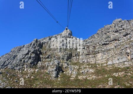 Guardando verso la stazione della funivia superiore, in cima alla funivia di Table Mountain a Città del Capo, Sud Africa Foto Stock