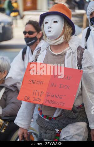 Chur, Schweiz. 6. März. Teilnehmer mit gegen während der Demonstration gegen Corona Massnahmen in Coira. Foto Stock