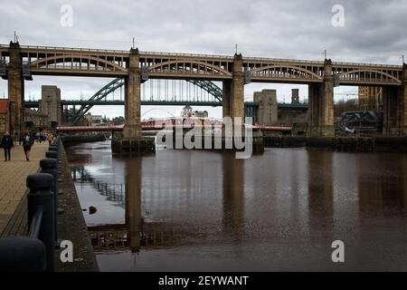 Il livello alto ponte è una strada e ferrovia ponte che attraversa il fiume Tyne tra Newcastle upon Tyne e Gateshead in Inghilterra del Nord Est. Foto Stock