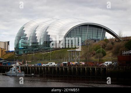 L'architettura moderna del Sage Gateshead si affaccia verso Newcastle sul lato sud del fiume Tyne nel nord-est dell'Inghilterra. Foto Stock