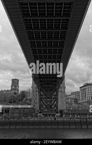 L'iconico ponte Tyne Bridge si affaccia dal basso verso sud Dal Newcastle Quayside verso Gateshead nel nord-est dell'Inghilterra Foto Stock