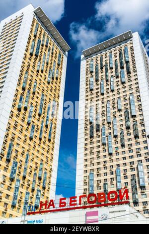 Mosca, Russia - Aprile 04.2016. Vista del complesso residenziale Casa su Begovaya Foto Stock