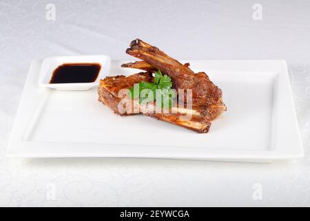 Agnello arrosto con foglie di coriandolo Foto Stock