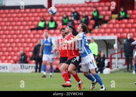 BARNSLEY, INGHILTERRA. 6 MARZO Alex Mowatt di Barnsley vince la palla durante la partita del campionato Sky Bet tra Barnsley e Birmingham City a Oakwell, Barnsley sabato 6 marzo 2021. (Credit: Pat Scaasi | MI News) Credit: MI News & Sport /Alamy Live News Foto Stock