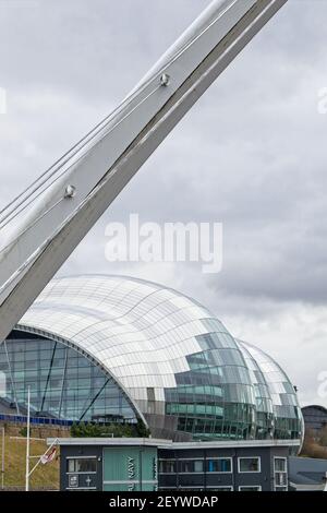 L'architettura moderna del Sage Gateshead si affaccia verso Newcastle sul lato sud del fiume Tyne nel nord-est dell'Inghilterra. Foto Stock