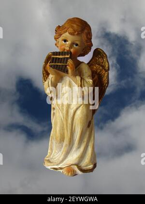Angel (statua) di fronte al cielo, giocare flauto pan, 2018 Foto Stock
