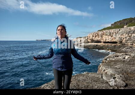 Donna latina, di mezza età, indossando abbigliamento sportivo, allenarsi, fare esercizi fisici, tavola, sit-up, scalino dell'arrampicatore, calorie brucianti, mantenendosi in forma, outdo Foto Stock