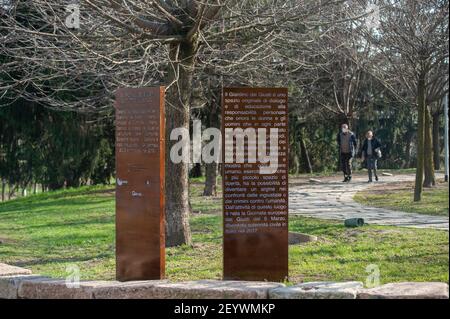 Milano, Italia. 05 marzo 2021. Liliana Segre, senatrice per la vita e superstite del campo di concentramento nazista di Auschwitz, ha partecipato alla cerimonia "giorno dei giusti dell'umanità" 2021, organizzata dall'organizzazione no-profit Garden of the Righteous Worldwide (Gariwo). Alla manifestazione hanno partecipato anche Lamberto Bertolé, presidente del comune di Milano, Giorgio Mortara, Vice presidente dell'UCEI Pietro Kucikina, Console Onorario della Repubblica Armena in Italia. Credit: SOPA Images Limited/Alamy Live News Foto Stock