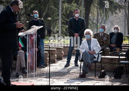 Milano, Italia. 05 marzo 2021. La senatrice Liliana Segre (c) partecipa alla cerimonia.Liliana Segre, senatrice per la vita e superstite del campo di concentramento nazista di Auschwitz, ha partecipato alla cerimonia "Giornata dei giusti dell'umanità" 2021, organizzata dall'organizzazione no-profit Garden of the Righteous Worldwide (Gariwo). Alla manifestazione hanno partecipato anche Lamberto Bertolé, presidente del comune di Milano, Giorgio Mortara, Vice presidente dell'UCEI Pietro Kucikina, Console Onorario della Repubblica Armena in Italia. Credit: SOPA Images Limited/Alamy Live News Foto Stock