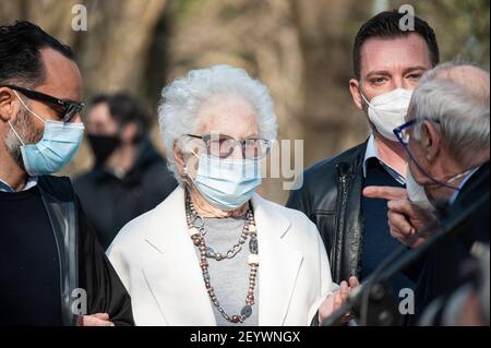 Milano, Italia. 05 marzo 2021. La Senatrice Liliana Segre (c), vista nel Giardino dei giusti.Liliana Segre, Senatrice per la vita e superstite del campo di concentramento nazista di Auschwitz, ha partecipato alla cerimonia "giorno dei giusti dell'umanità" 2021, organizzata dall'organizzazione no-profit Garden of the Righteous Worldwide (Gariwo). Alla manifestazione hanno partecipato anche Lamberto Bertolé, presidente del comune di Milano, Giorgio Mortara, Vice presidente dell'UCEI Pietro Kucikina, Console Onorario della Repubblica Armena in Italia. Credit: SOPA Images Limited/Alamy Live News Foto Stock