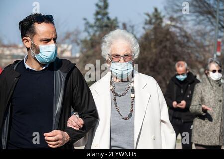 Milano, Italia. 05 marzo 2021. La senatrice Liliana Segre (c) arriva alla cerimonia.Liliana Segre, senatrice per la vita e superstite del campo di concentramento nazista di Auschwitz, ha partecipato alla cerimonia "Giornata dei giusti dell'umanità" 2021, organizzata dall'organizzazione no-profit Garden of the Righteous Worldwide (Gariwo). Alla manifestazione hanno partecipato anche Lamberto Bertolé, presidente del comune di Milano, Giorgio Mortara, Vice presidente dell'UCEI Pietro Kucikina, Console Onorario della Repubblica Armena in Italia. Credit: SOPA Images Limited/Alamy Live News Foto Stock