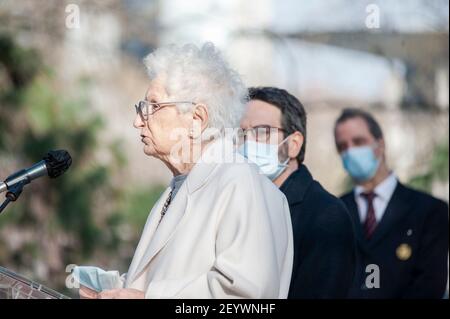 Milano, Italia. 05 marzo 2021. La senatrice Liliana Segre parla durante l'evento.Liliana Segre, senatrice per la vita e superstite del campo di concentramento nazista di Auschwitz, ha partecipato alla cerimonia "Giornata dei giusti dell'umanità" 2021, organizzata dall'organizzazione no-profit Garden of the Righteous Worldwide (Gariwo). Alla manifestazione hanno partecipato anche Lamberto Bertolé, presidente del comune di Milano, Giorgio Mortara, Vice presidente dell'UCEI Pietro Kucikina, Console Onorario della Repubblica Armena in Italia. Credit: SOPA Images Limited/Alamy Live News Foto Stock