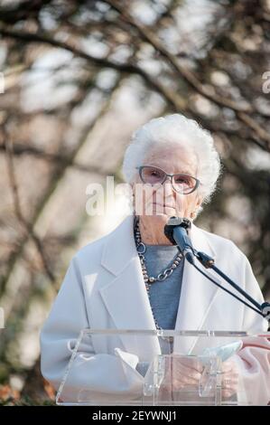 Milano, Italia. 05 marzo 2021. La senatrice Liliana Segre parla durante l'evento.Liliana Segre, senatrice per la vita e superstite del campo di concentramento nazista di Auschwitz, ha partecipato alla cerimonia "Giornata dei giusti dell'umanità" 2021, organizzata dall'organizzazione no-profit Garden of the Righteous Worldwide (Gariwo). Alla manifestazione hanno partecipato anche Lamberto Bertolé, presidente del comune di Milano, Giorgio Mortara, Vice presidente dell'UCEI Pietro Kucikina, Console Onorario della Repubblica Armena in Italia. Credit: SOPA Images Limited/Alamy Live News Foto Stock