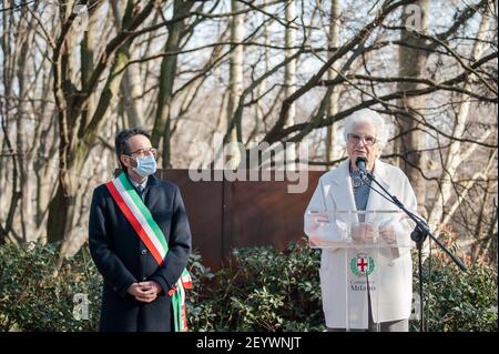 Milano, Italia. 05 marzo 2021. La senatrice Liliana Segre parla durante l'evento.Liliana Segre, senatrice per la vita e superstite del campo di concentramento nazista di Auschwitz, ha partecipato alla cerimonia "Giornata dei giusti dell'umanità" 2021, organizzata dall'organizzazione no-profit Garden of the Righteous Worldwide (Gariwo). Alla manifestazione hanno partecipato anche Lamberto Bertolé, presidente del comune di Milano, Giorgio Mortara, Vice presidente dell'UCEI Pietro Kucikina, Console Onorario della Repubblica Armena in Italia. Credit: SOPA Images Limited/Alamy Live News Foto Stock